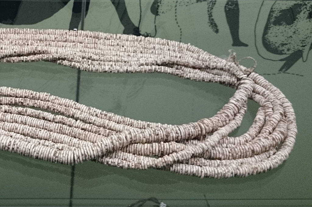 Enfeites de casca de ovo de avestruz revelam primeira rede social do mundo