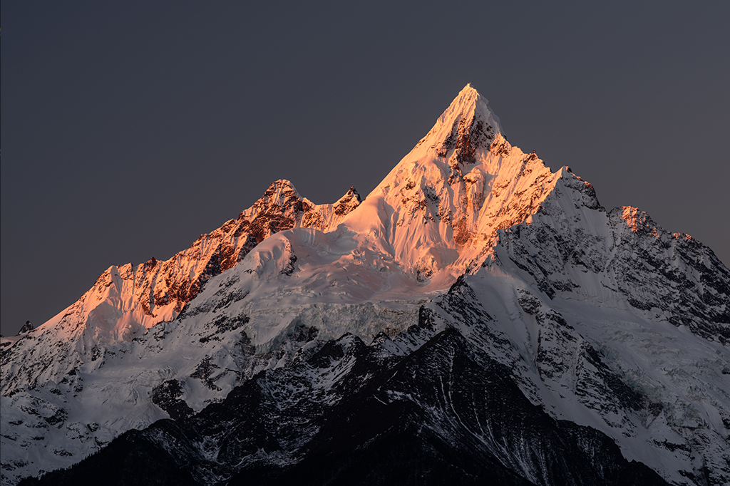 Monte Everest iluminado pelo pôr do sol.