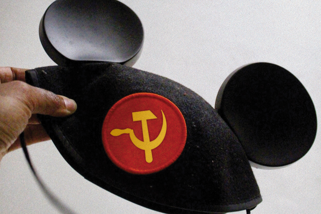 Chapéu do Mickey com o símbolo comunista.