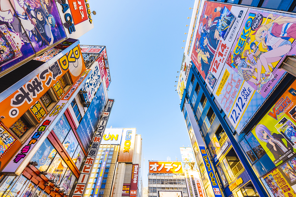 Foto do bairro Akihabara no Japão, com outdoor de animes e mangás.