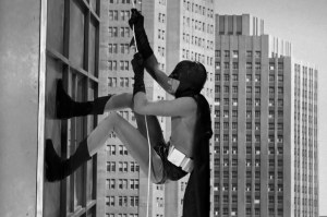 Batman escalando um prédio, em cena da série de 1966.