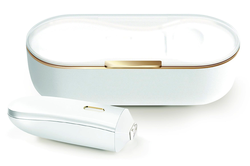 Foto do Opte Precision Skincare, um aparelho branco com detalhes em dourado.