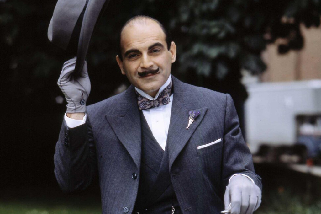 Hercule Poirot interpretado por David Suchet, na sério Poirot, pela BBC.