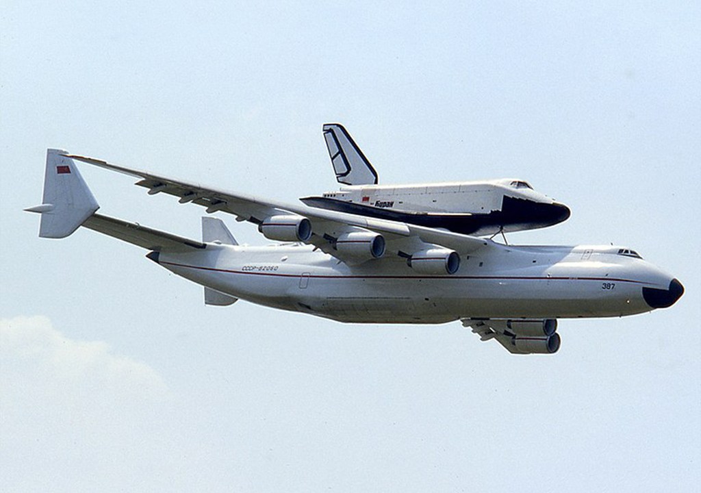 antonov 225 carregando o onibus espacial sovietico em 1989