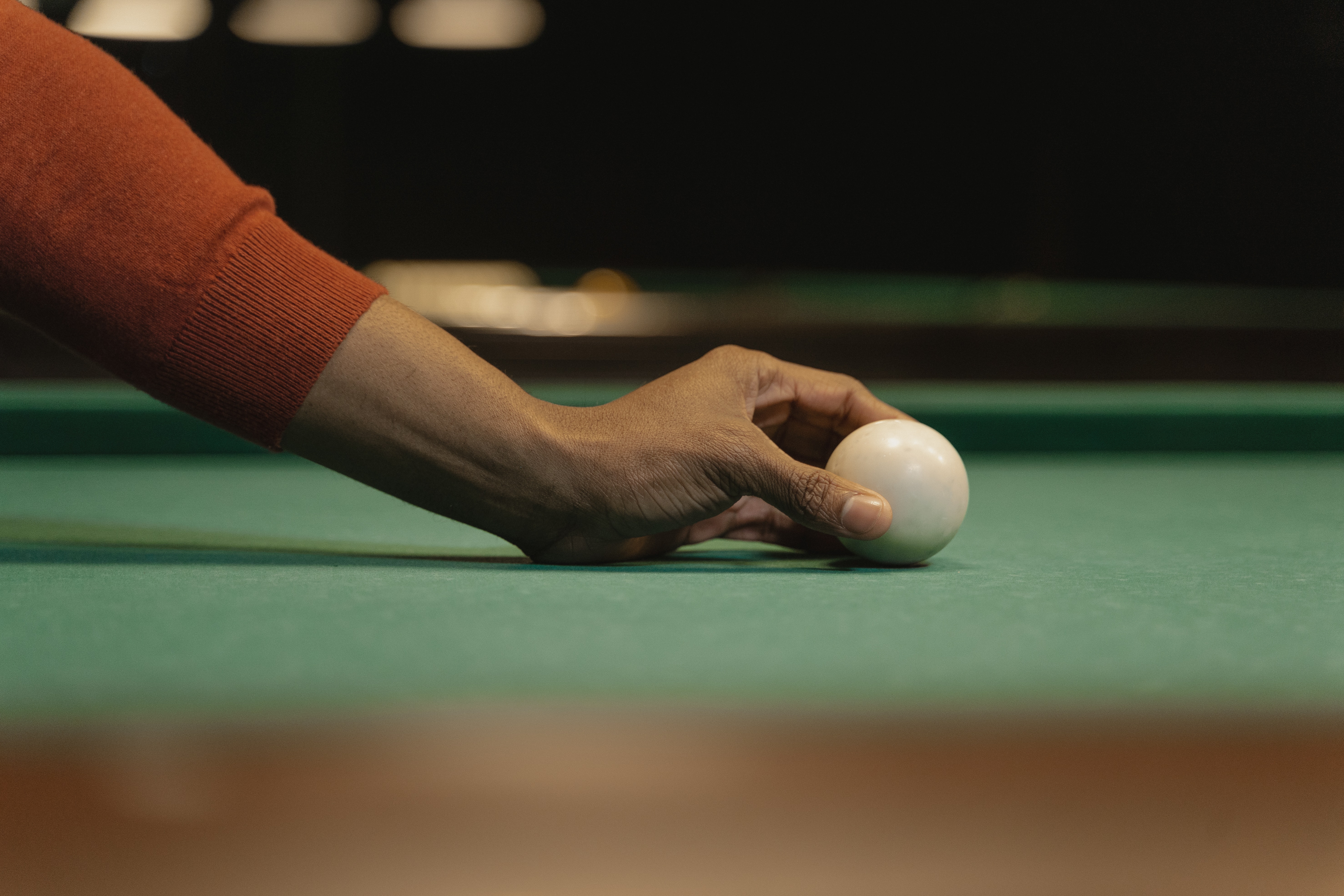 Taco de bilhar e bolas coloridas na mesa de sinuca durante o jogo