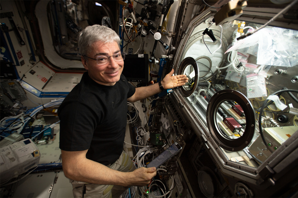 Retrato do astronauta Mark Vande Hei em estação espacial.