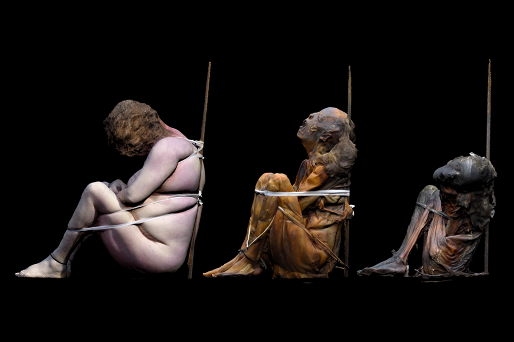 Reprodução artística do corpo sendo mumificado ao longo do tempo.