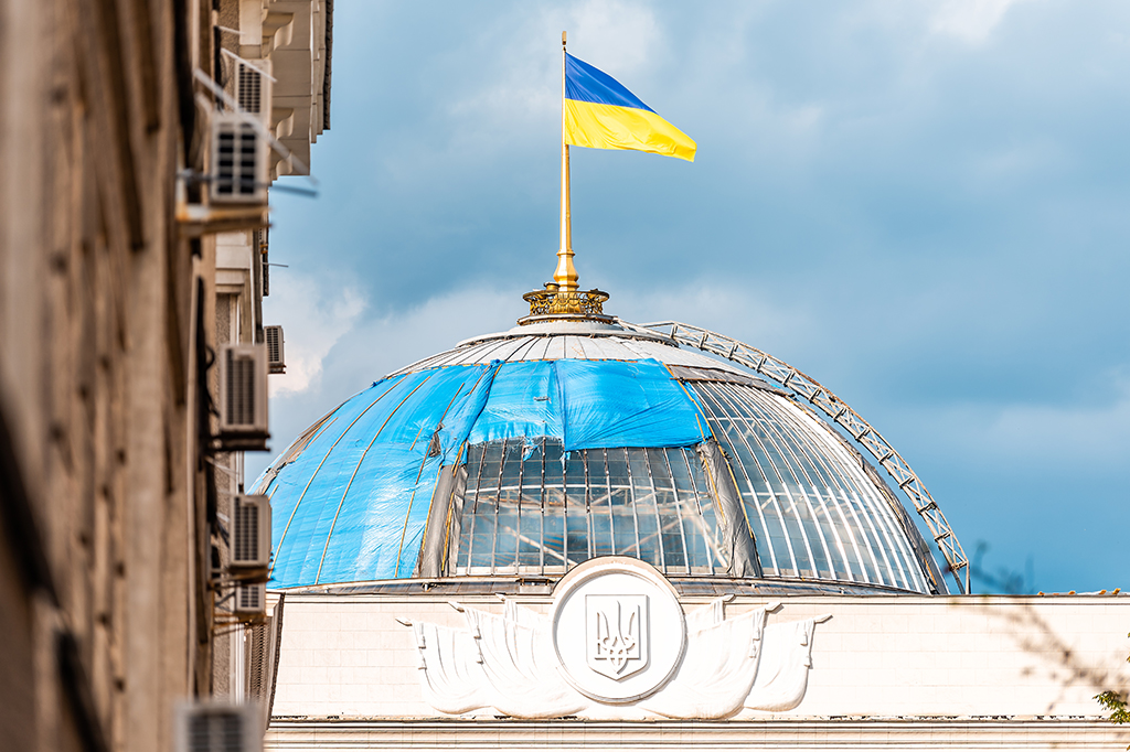 Bandeira ucraniana no parlamento em Kyiv.