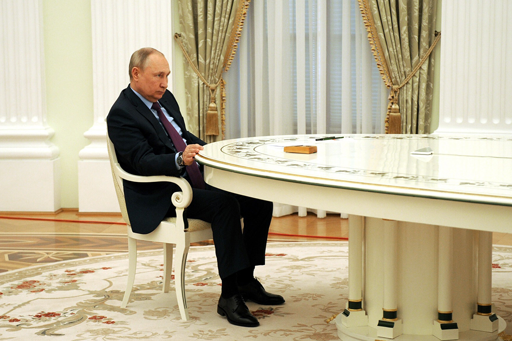 Retrato de Putin sentado sozinho.