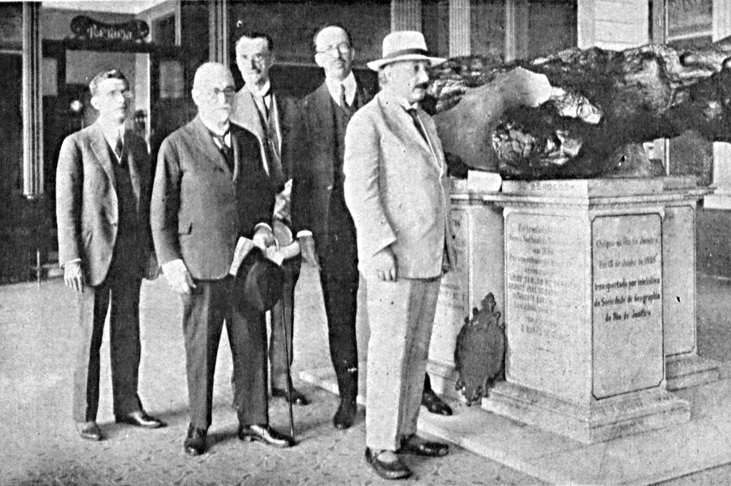 Albert Einstein em visita ao Museu Nacional do Rio de Janeiro, em 1925, ao lado do Meteorito do Bendegó.