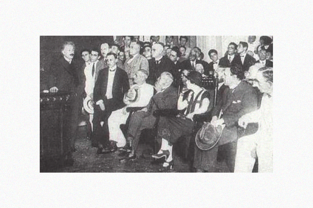 Albert Einstein em uma palestra no Rio de Janeiro.