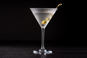 Foto de um copo de dry martini.