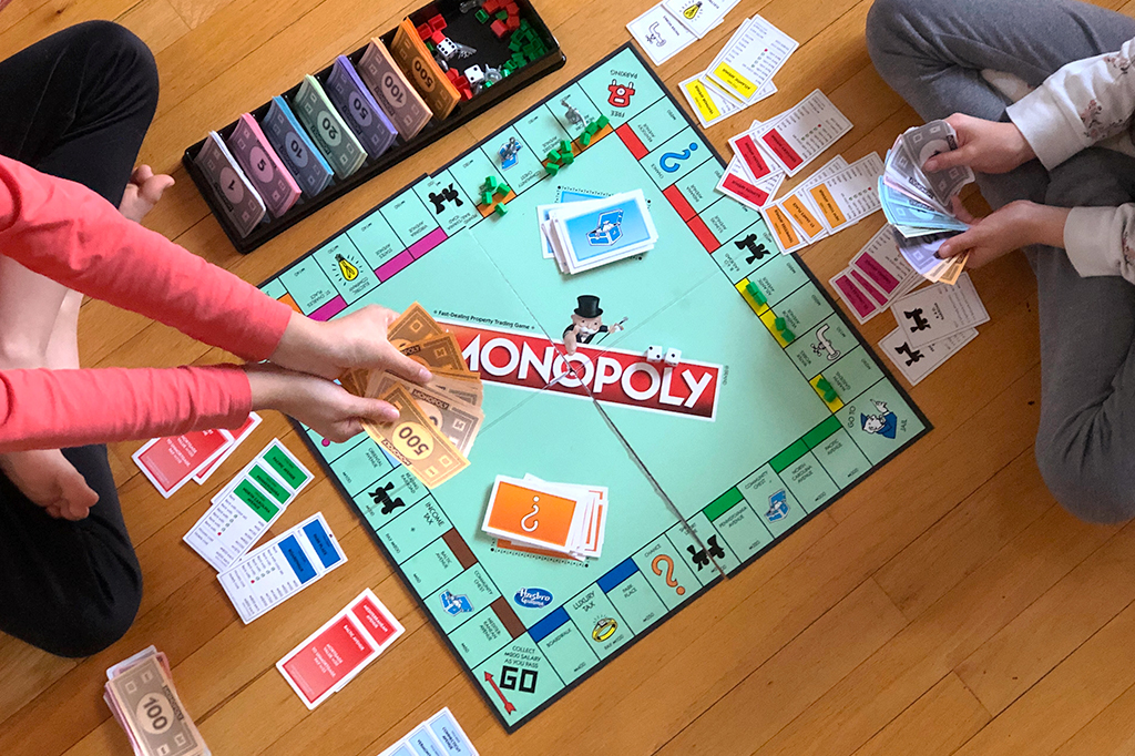 Foto de duas pessoas jogando Monopoly.