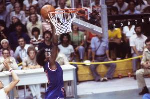 Foto de Lusia Harris jogando basquete.