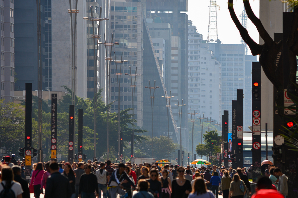 Pessoas caminhando na Paulista.