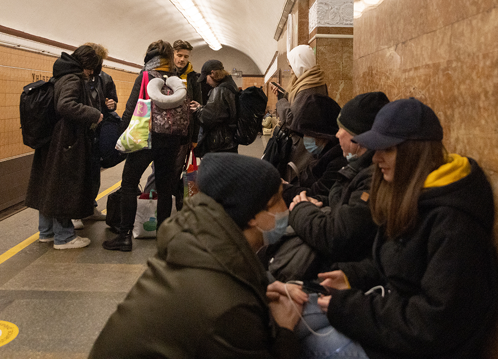 Pessoas se abrigando no metrô de Kiev durante ataque russo