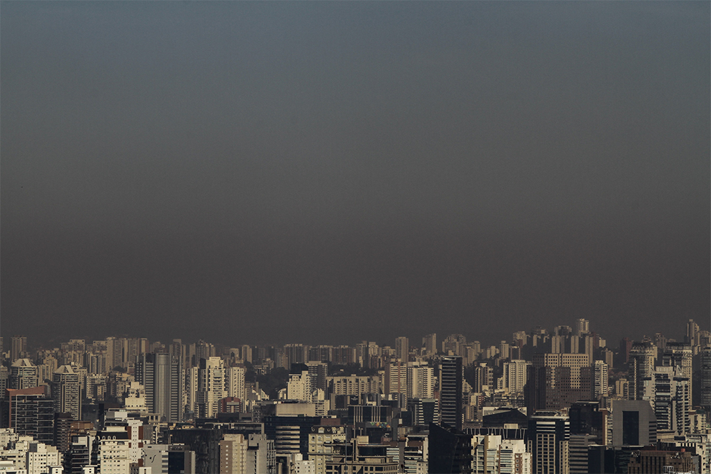 Vista do skyline de São Paulo mostrando a poluição do ar.