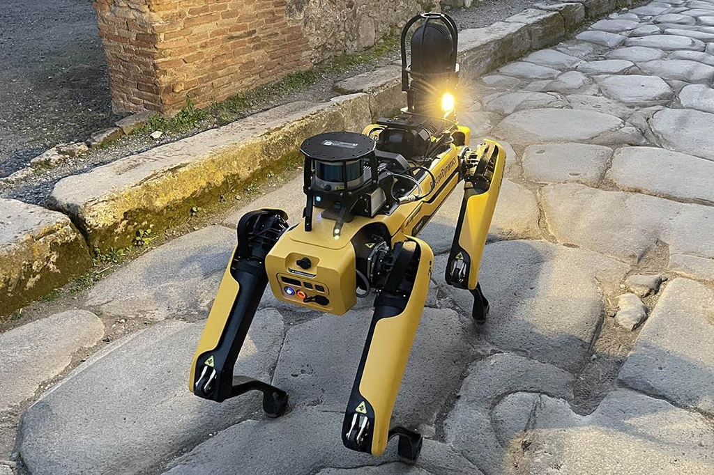 Cão robô andando por ruínas de Pompéia.