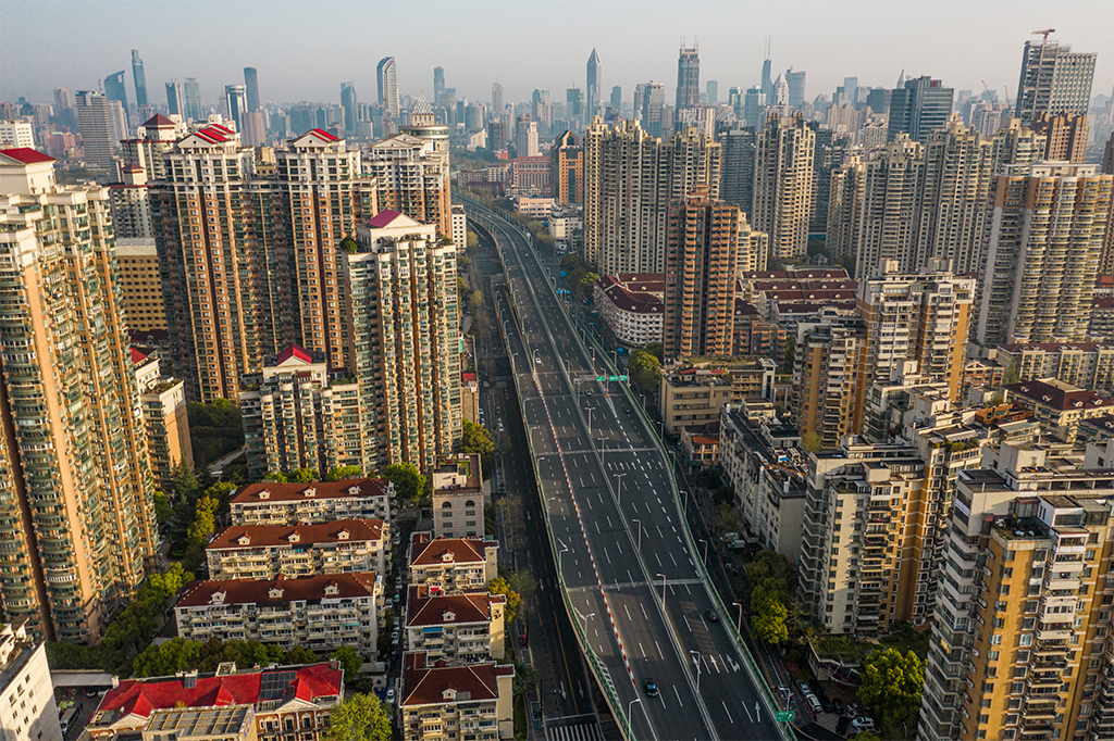 Foto aérea das ruas de Xangai vazias durante lockdown.