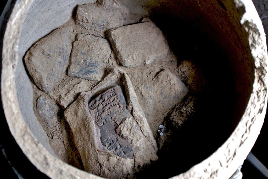 Vaso de cerâmica onde se encontram tábuas com inscrições cuneiformes.