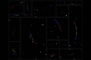 Marcações de asteroides cruzando o espaço.