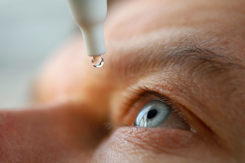 Colírio que corrige a visão dispensa o uso de óculos