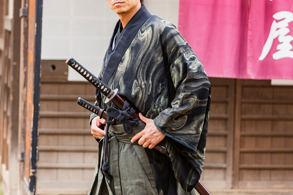 Samurai a carater, com kimono e katanas.