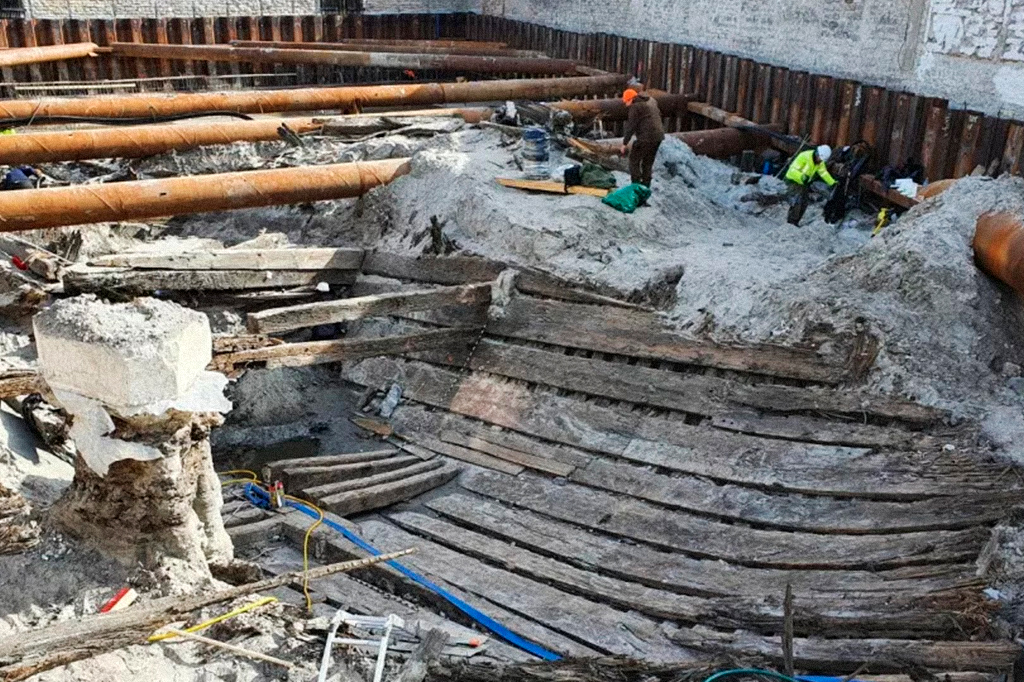 Imagem: vista da proa do navio medieval no poço de escavação.