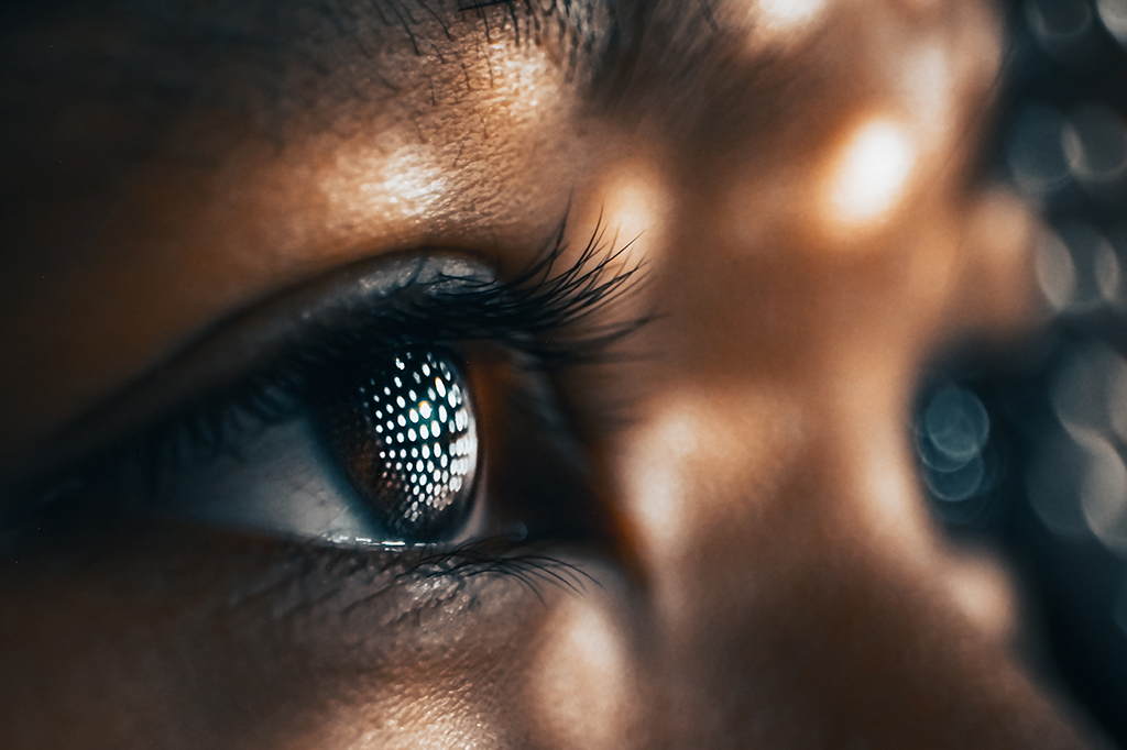 Close up de um olho humano.