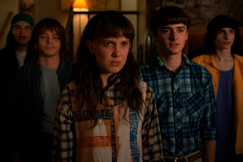 Frame da série, em que aparecem Eleven, Mike, Will, Jonathan e Argyle.