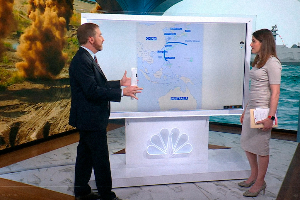 Dois apresentadores, em programa televisivo da NBC, exibindo parte da simulação.