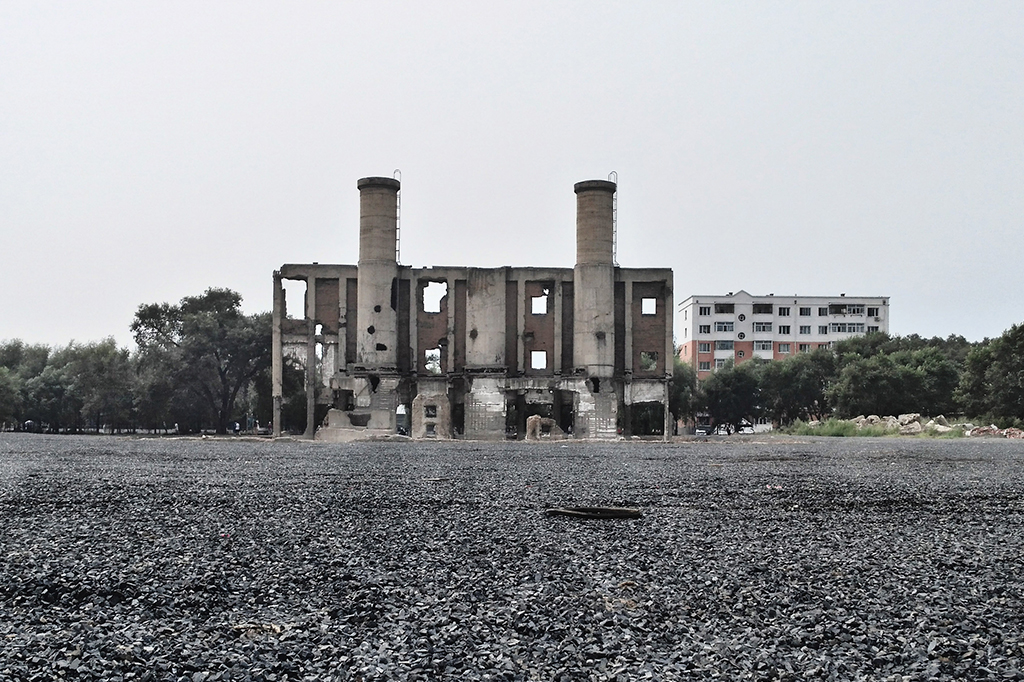 Vista da estrutura remanescente de uma das fábricas construídas e operadas pela Unidade 731.
