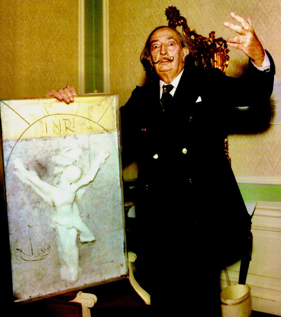 Foto de Dalí com a escultura.