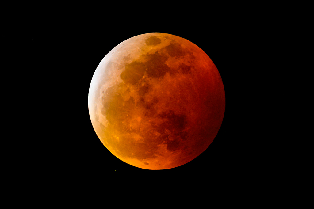 Foto de um eclipse lunar total.