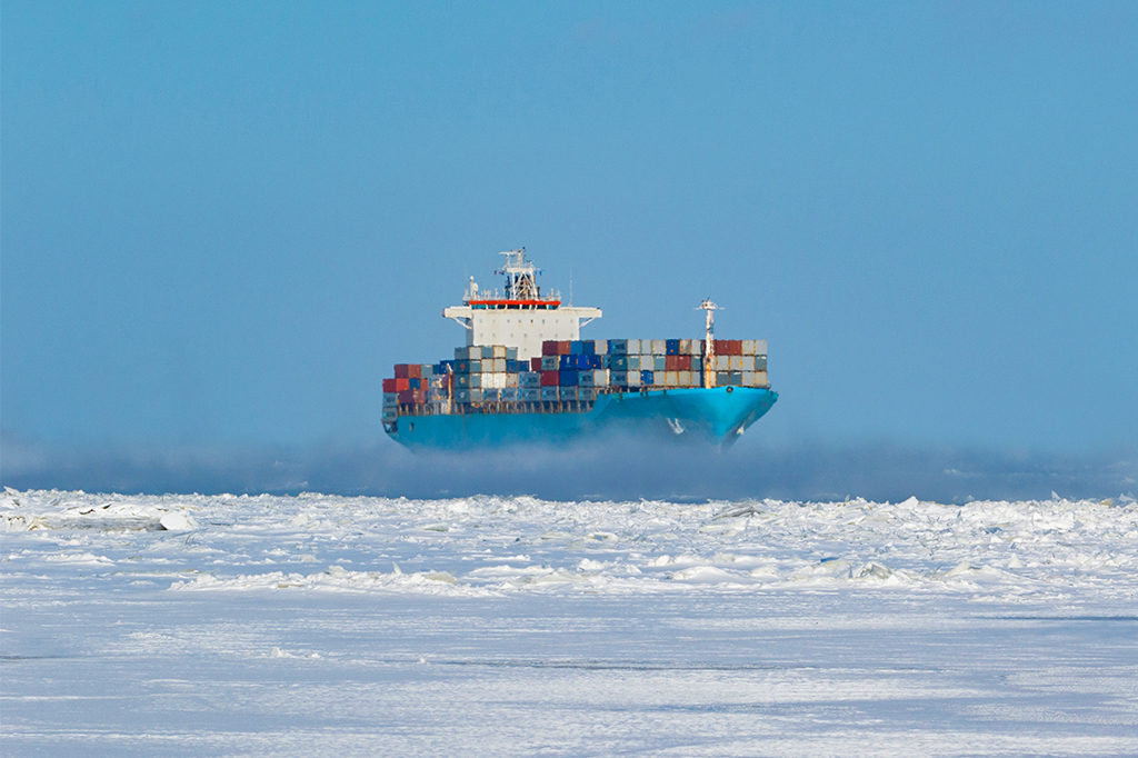 Navio porta-contêineres no Mar Ártico.
