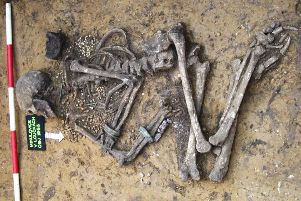 Esqueleto de mulher da Idade da Pedra, encontrada em Mikulovice, República Tcheca.