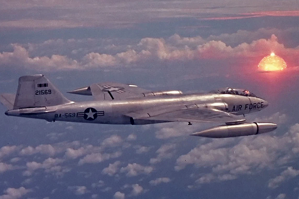 Vista aérea de explosão do teste nuclear Hardtack Poplar, realizado em julho de 1958.