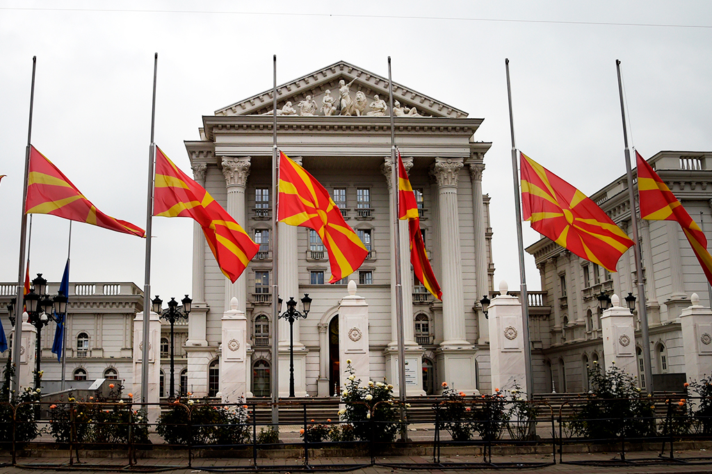 Múltiplas bandeiras da Macedônia hasteadas.