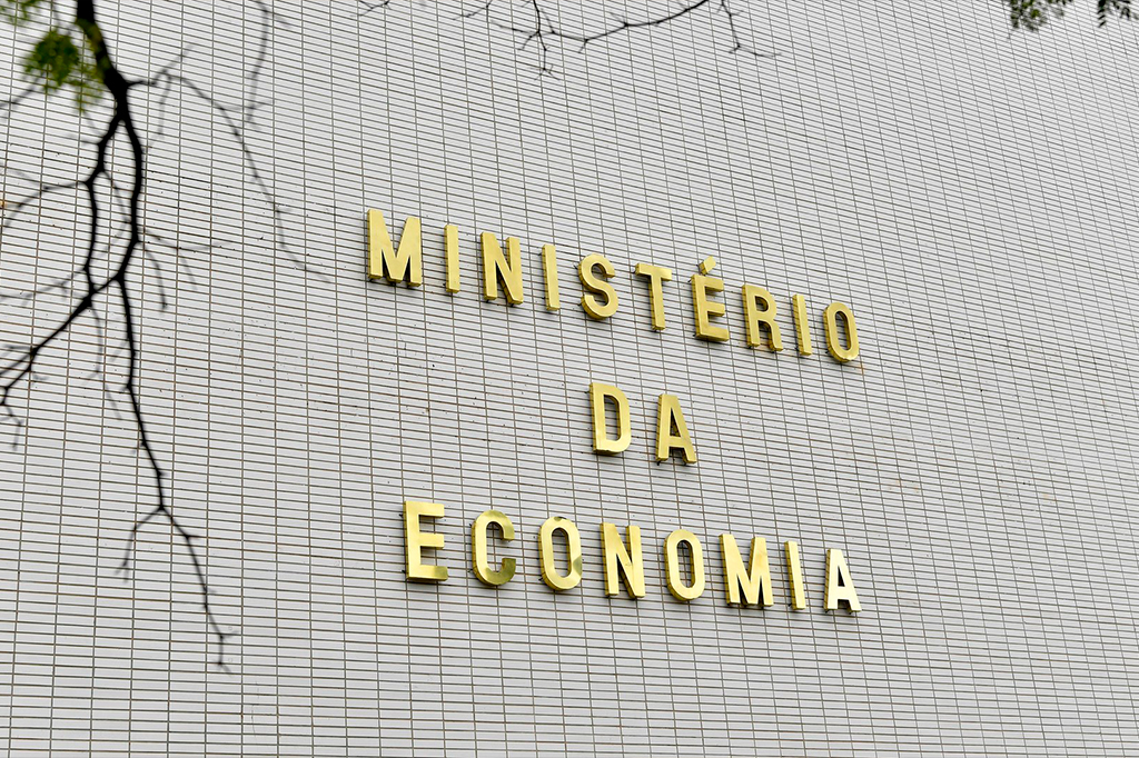 Fachada com letreiro do Ministério da Economia.