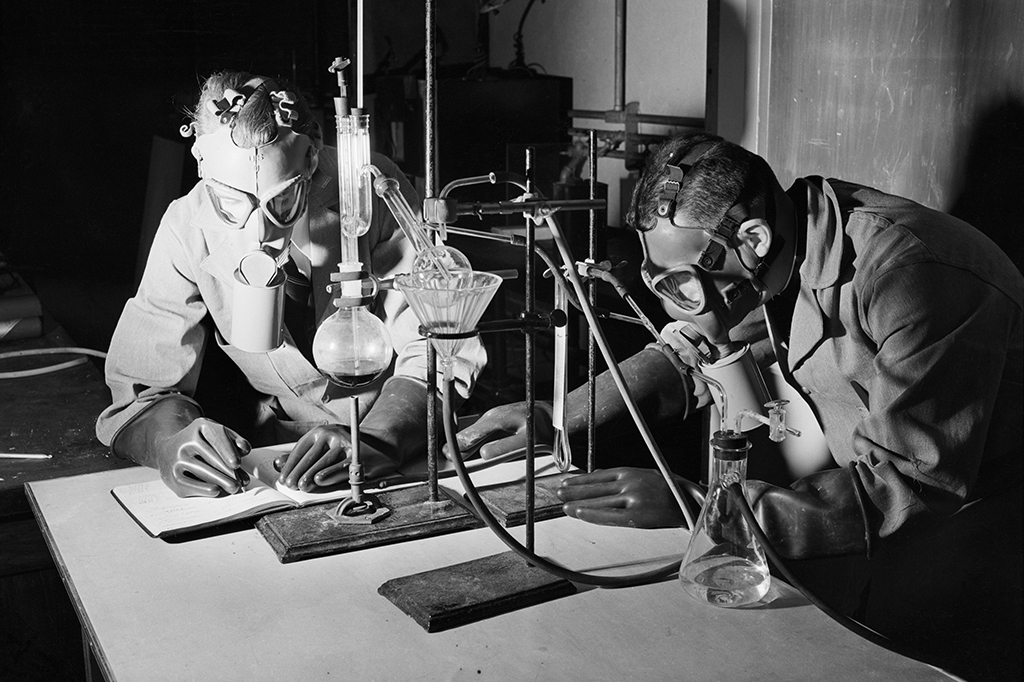 Químicos purificando gás mostarda, em 1942.