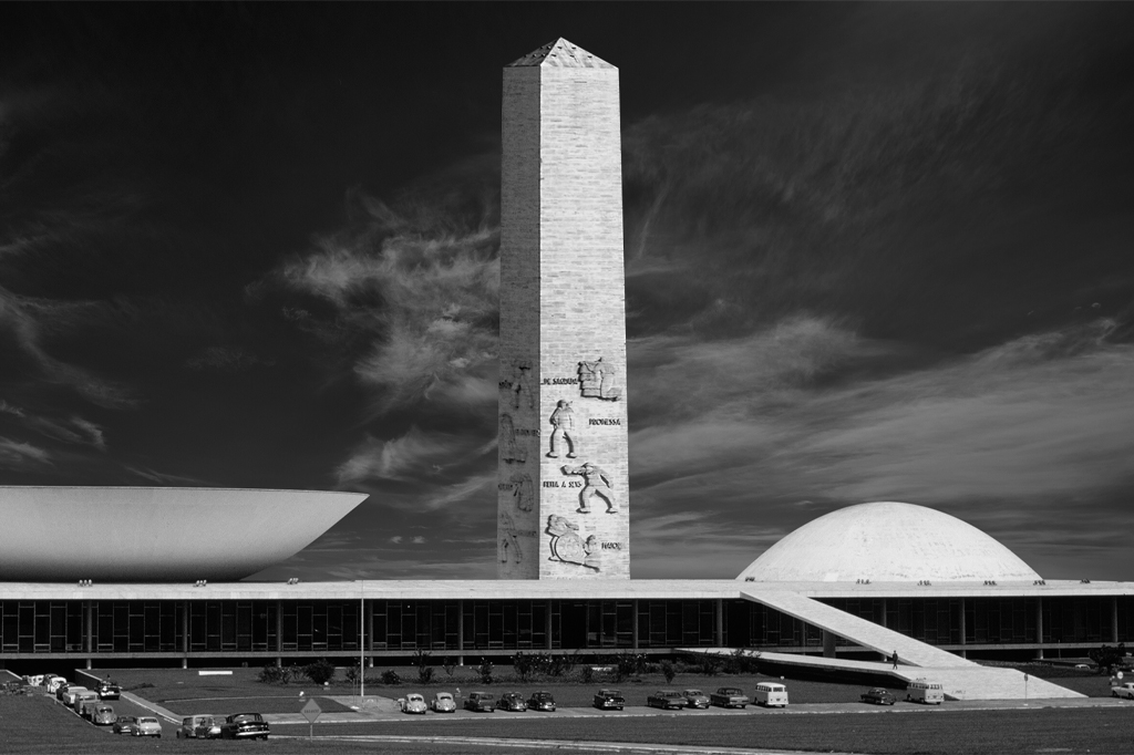 Montagem do Obelisco Mausoléu aos Heróis de 32 em Brasília, entre as duas cúpulas do Congresso Nacional.