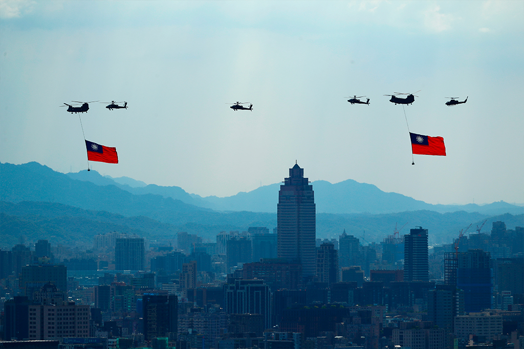 Helicópteros militares carregando a bandeira de Taiwan, em Tapei, durante o Dia da Nação.