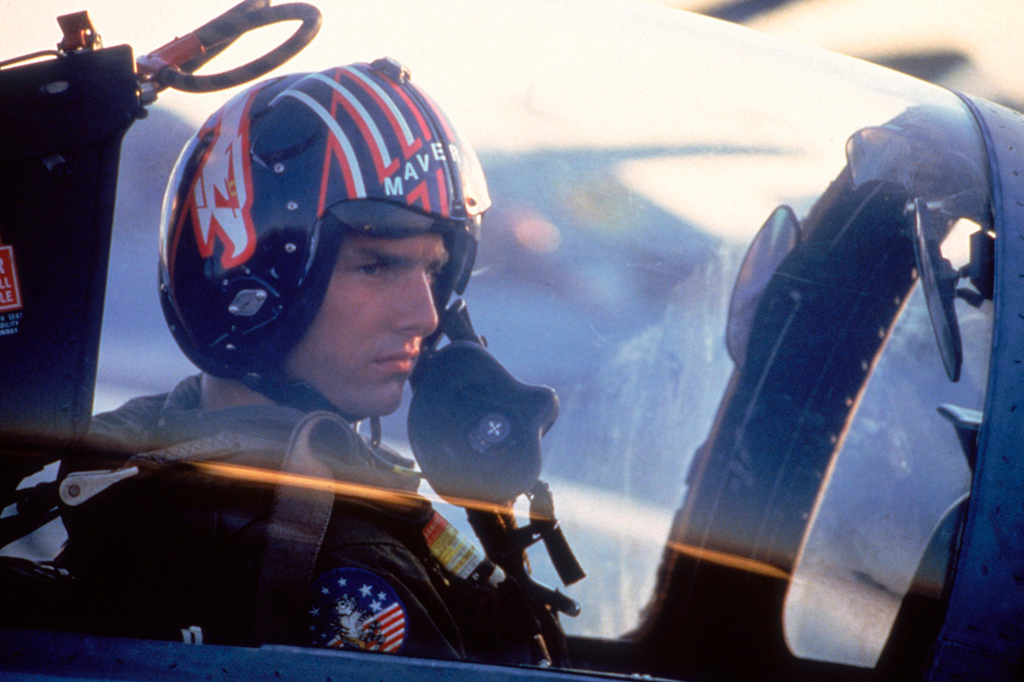 Cena de 'Top Gun', com o ator Tom Cruise dentro de um dos aviões.