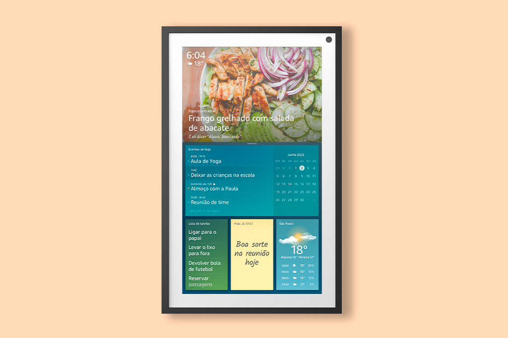 Quadro da Amazon, com a tela exibindo recursos como receitas, agenda, calendário e bloco de notas.