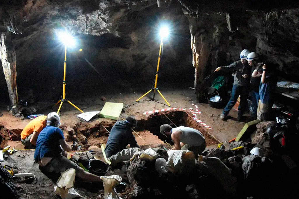 Arqueólogos na Cueva de Ardales.