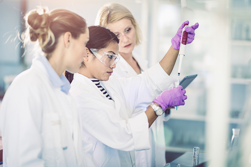 Mulheres cientistas em laboratório.