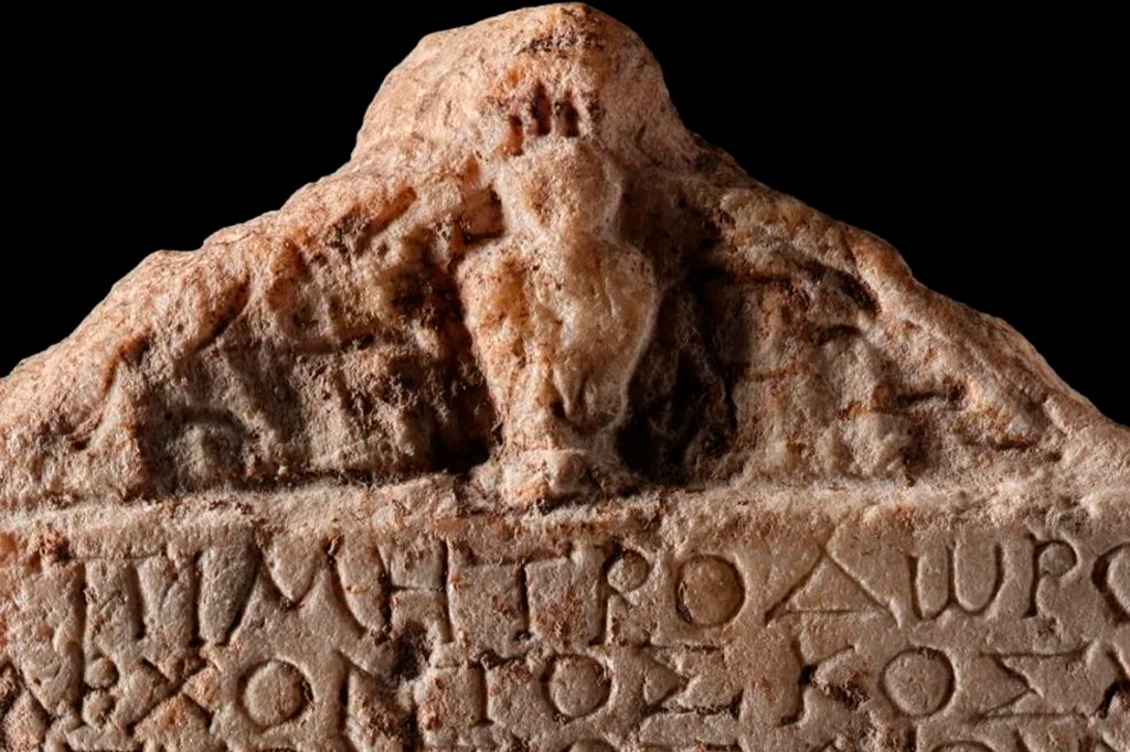 Placa grega de dois mil anos é uma espécie de “anuário escolar”