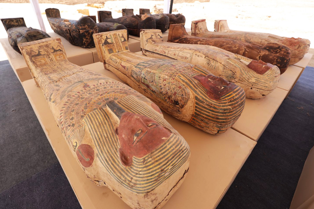 Foto de múmias encontradas em Saqqara.