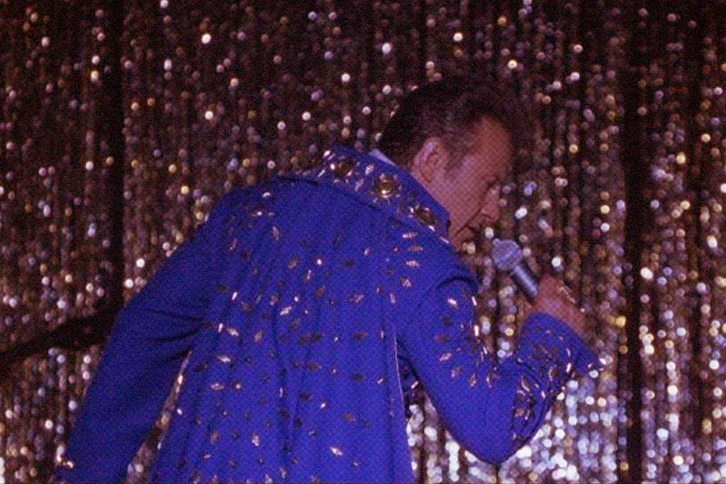 Cena do filme Um Estranho Chamado Elvis (1998).