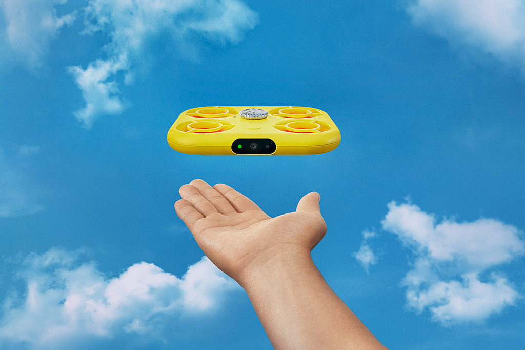 Uma mão simula lançar o drone Pixy em direção ao céu.